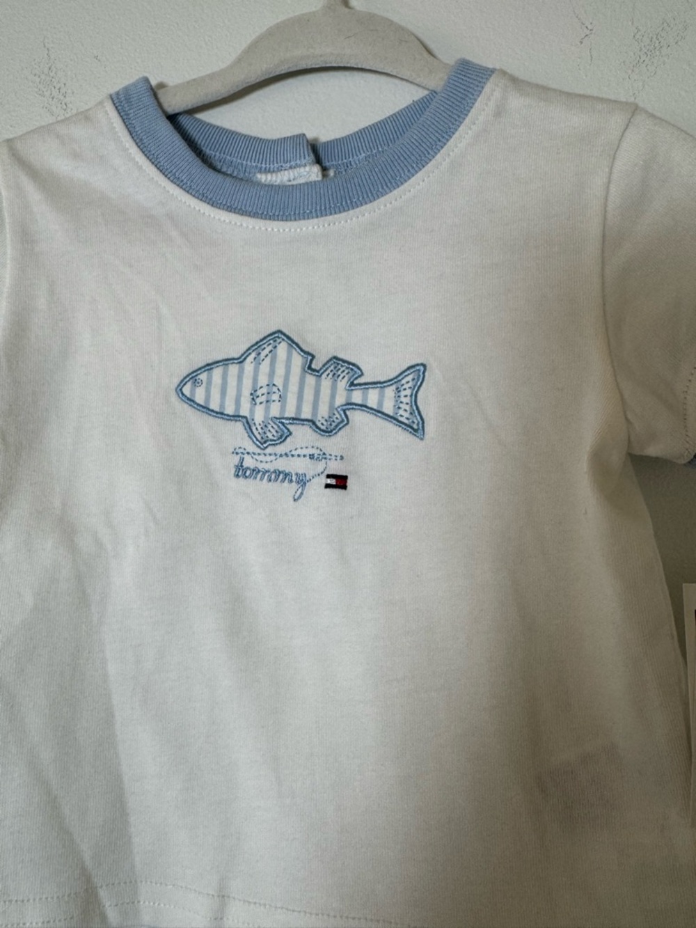 Tommy Hilfiger Baby Shirt 6-9M NWT Fish Graphic Blue Trim Tee - Picture 3 of 6